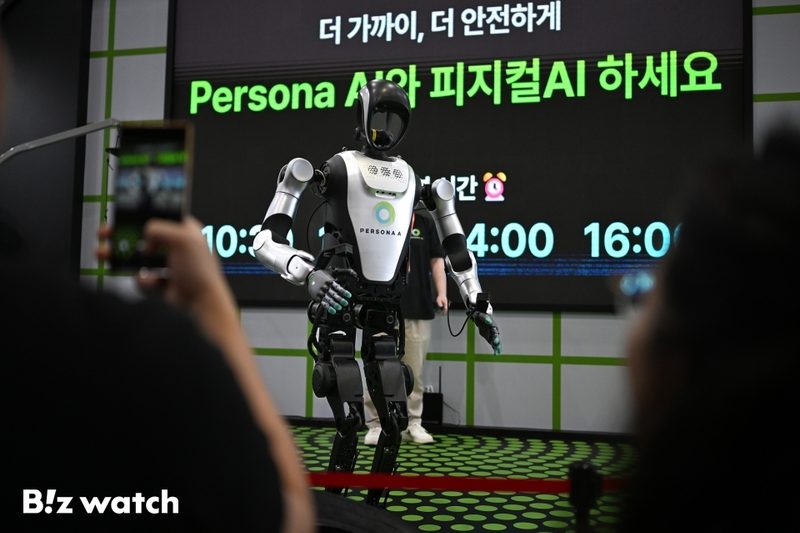 피지컬 AI 산업 현장 — 로봇과 AI가 함께 동작하는 스마트 제조 환경