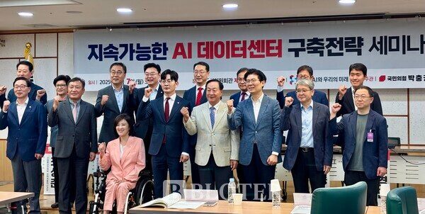 대규모 AI 데이터센터 서버 랙과 네트워크 인프라