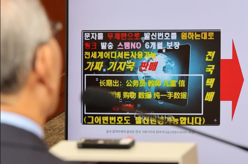 보안 체크리스트와 노트북으로 인시던트 대응을 준비하는 작업 공간