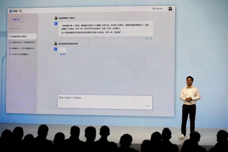 여러 AI 도구와 노트북으로 작업을 나누는 개발 데스크