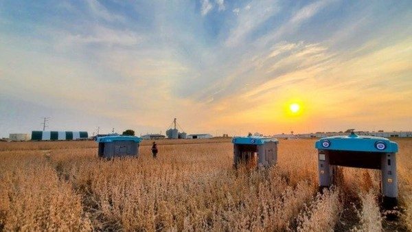 창고에서 협동 로봇과 사람이 함께 포장을 다루는 장면