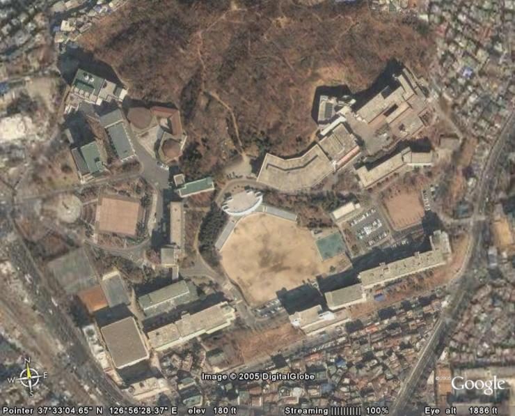원본 데이터 레이어와 AI 생성 레이어를 분리하는 제품 아키텍처 스케치