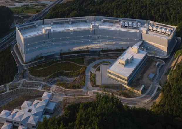 AI 데이터센터와 GPU 서버 랙을 연상하는 인프라 시설