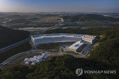멀티 클라우드와 GPU 공급사를 비교하는 아키텍처 다이어그램 느낌
