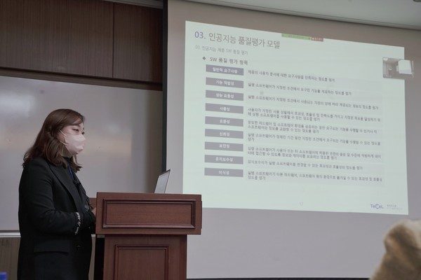 제품 팀이 모델 품질 골든셋과 체크리스트를 검토하는 모습