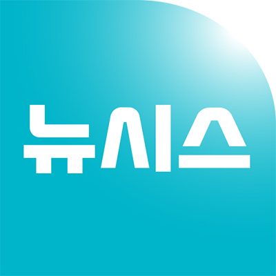개발자가 서버 로그와 보안 알림을 동시에 보는 듀얼 모니터